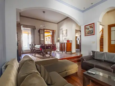 Casa a la venta de 2 plantas, 4 dormis y piscina