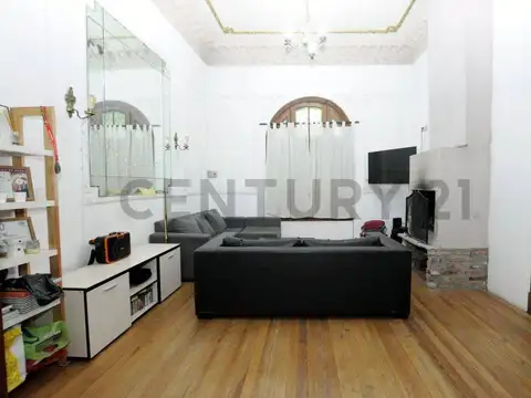 CASA EN VENTA 4 DORMITORIOS CON COCHERA, JARDÍN Y TERRAZA - FLORES NORTE