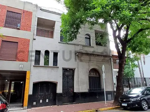 CASA EN VENTA 4 DORMITORIOS CON COCHERA, JARDÍN Y TERRAZA - FLORES NORTE