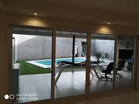 Casa con Piscina, Locales Comerciales y Departamentos