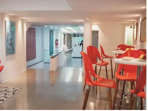 Oficina 16 ambientes con 6 baños