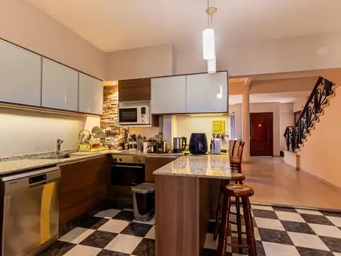 Casa 4 dormitorios, 2 garage, pileta, Abasto, Rosario, Venta