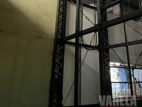 Maipú 900 esq. Marcelo T. de Alvear Cochera c/ servicio las 24hs. A mtrs. Pza. Gral. San Martín