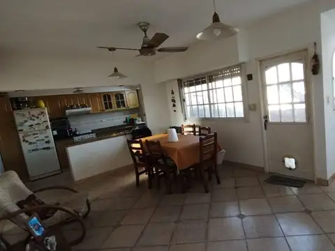 Casa 7 ambientes con 2 baños