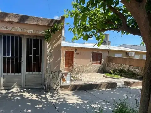 CASA EN VENTA AMPLIA MUY BUENA UBICACION.