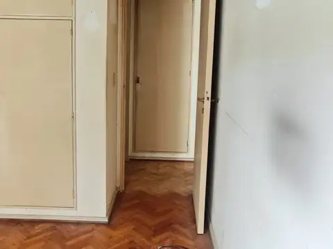 DOS AMBIENTES CONTRFRENTE C/BALCON, SOBRE AVENIDA