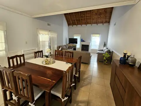 Casa en Venta con 2 cocheras