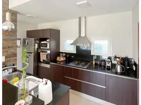 Casa 5 ambientes con 4 baños