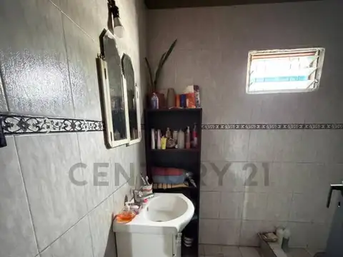 Casa 5 ambientes con 1 baño
