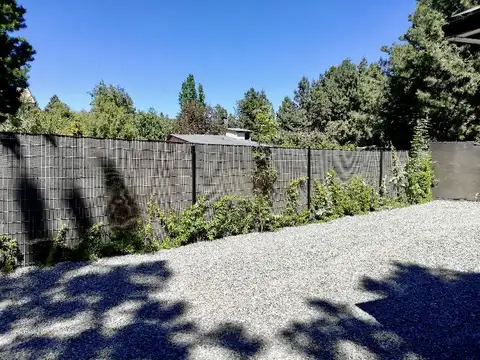 Hermosos dúplex de tres ambientes con cochera (descubierta) mediante portón automatizado y patio.