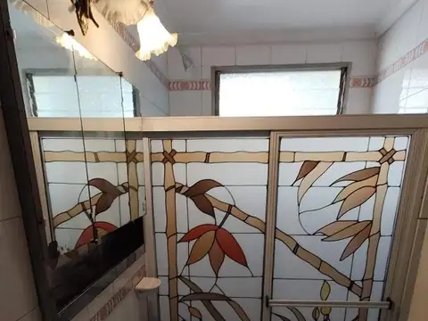 BUEN CHALET 4 AMB S/LOTE DE 10 X 30 MTS C/PILETA!