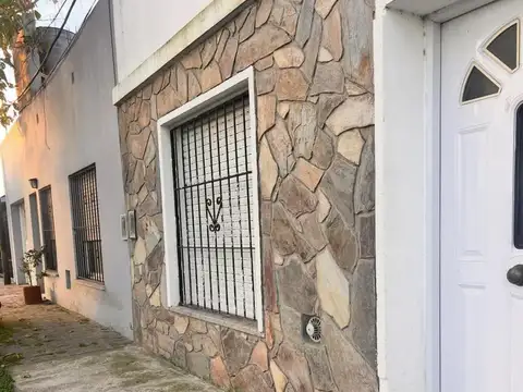 Casa en venta - 2 Dormitorios 1 Baño - 138mts2 - Chivilcoy