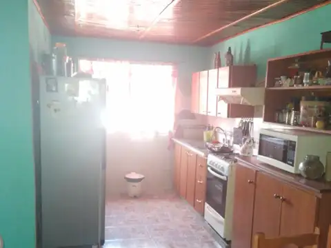 Casa de 4 ambientes + Local en Merlo