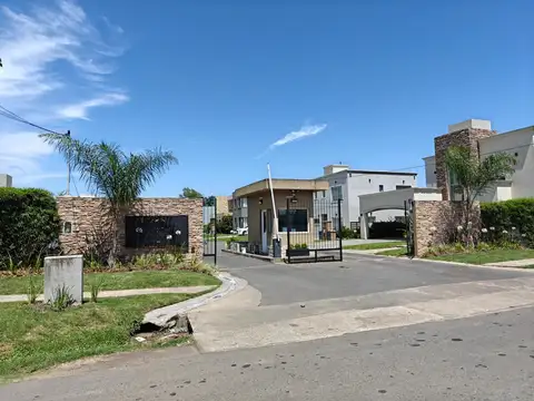 Venta - Hermosa Casa De 5 Ambientes - Barrio Magna