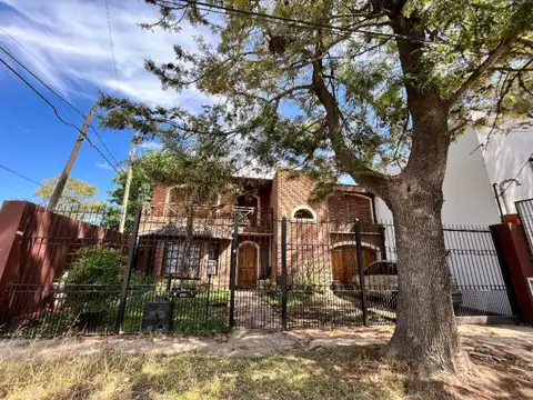 CASA TIPO CHALET 5 AMBIENTES - 2 PLANTAS-