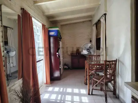 Excelente oportunidad, Galpón/deposito sobre avenida con vivienda.