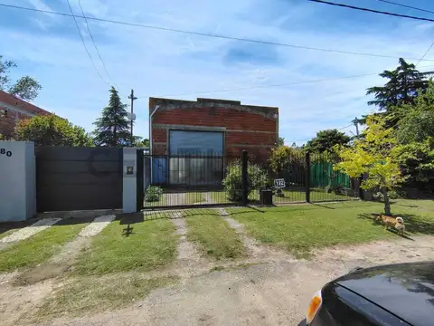 Excelente oportunidad, Galpón/deposito sobre avenida con vivienda.