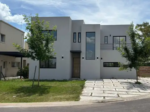 VENTA- CASA DE 6 AMB- PISCINA- GALERIA- PARRILLA- PARQUE- SANTA LUCIA- PILAR DEL ESTE