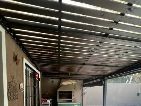 Venta de Chalet 4 AMBIENTES en Castelar, Morón.