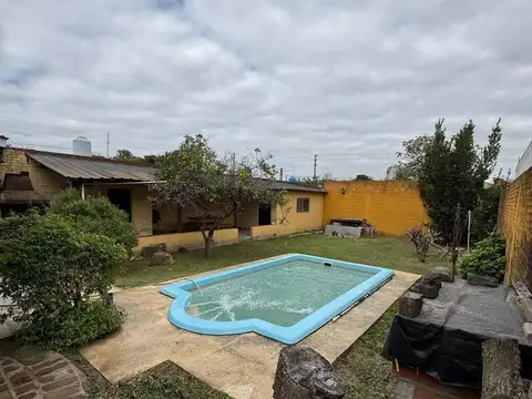 Casa 5 ambientes en venta en Burzaco con Pileta 