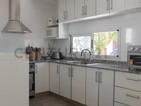 Alberdi 2300, Piso 0