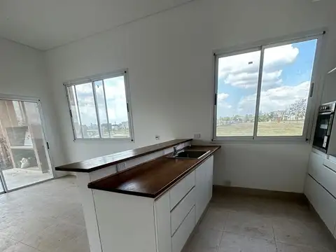 Casa 4 ambientes con 3 baños