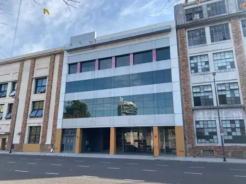 Oficina en Alquiler con 12 cocheras