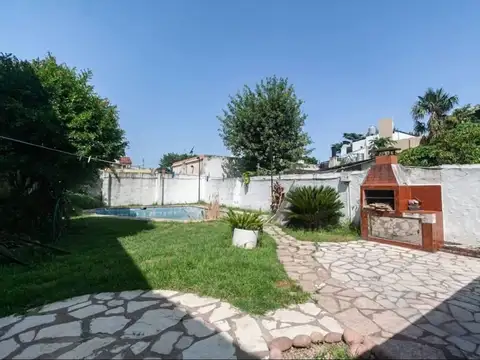 Venta Casa 3 amb con gran Jardín y Garaje en Esquiu y Juramento, Carapachay