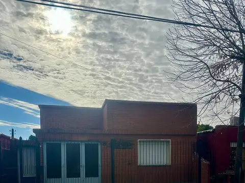 Casa con Jardín en Ezpeleta – Apto Crédito