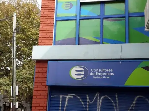 EXCELENTE LOCAL EN MORENO Y OLAVARRIA ESQUINA MUY TRANSITADA EXCELENTE ESTADO