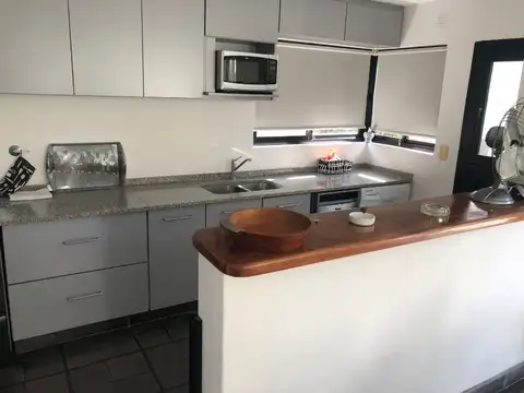 Hermosa casa de cuatro ambientes desarrollada en dos plantas