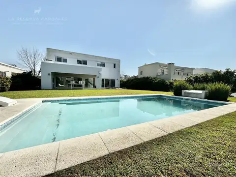 Casa en Alquiler con 2 cocheras