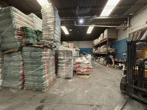 141 y 44 200, Piso 0