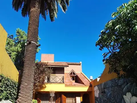 EXCELENTE CASA CON JARDÍN Y PILETA