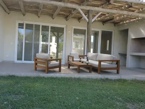 Casa 4 ambientes con 2 baños