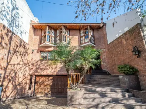 CASA 5 AMB EN VENTA FLORES CON FONDO APTO CREDITO