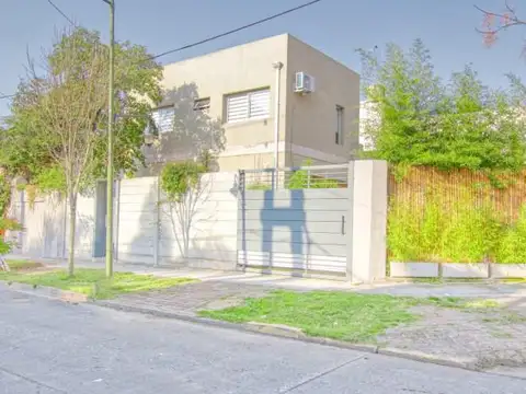 Excelente casa de dos años de antigüedad, en dos plantas con jardín - Martínez