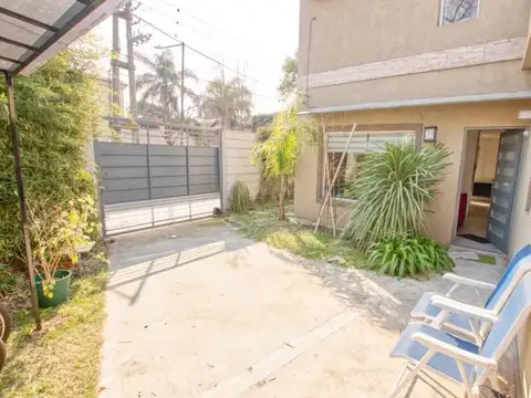 Excelente casa de dos años de antigüedad, en dos plantas con jardín - Martínez