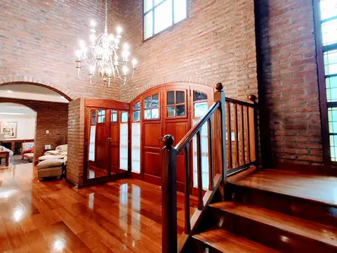 Casa 8 ambientes con 6 baños