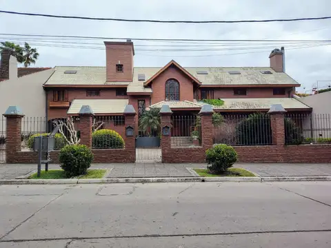 CASA EN QUILMES, 8 AMB, sobre Barranca