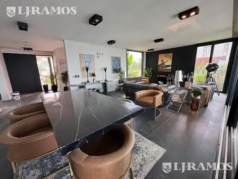 Casa en Venta con 4 cocheras