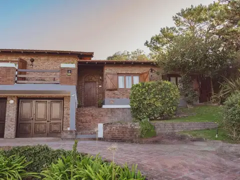 Gran casa a tan solo 1 cuadra del mar sobre Paseo 141 - Villa Gesell