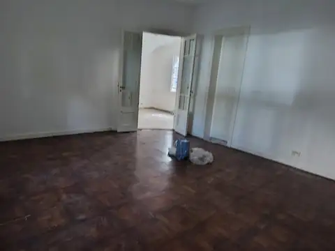 Casa 8 ambientes con 3 baños