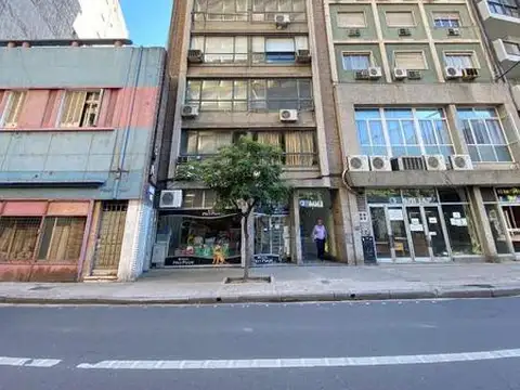 Oficina doble ingreso. Piso alto. Aire acondicionado.