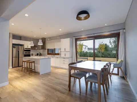 Casa 7 ambientes con 2 baños