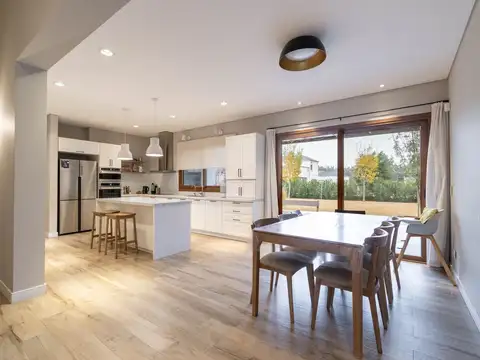 Casa en Venta con 2 cocheras