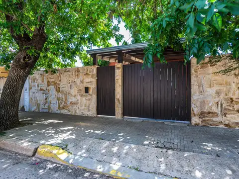 VENTA CASA 2 DORMITORIOS CON JARDIN Y COHCERA - BARRIO LUDUEÑA