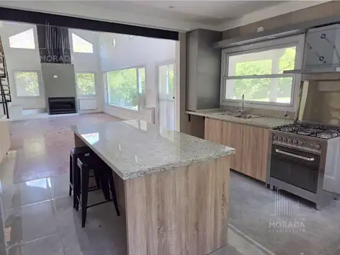 Casa 6 ambientes con 5 baños