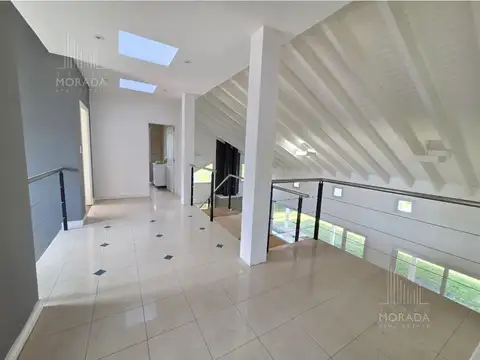 Casa en Alquiler con 5 cocheras