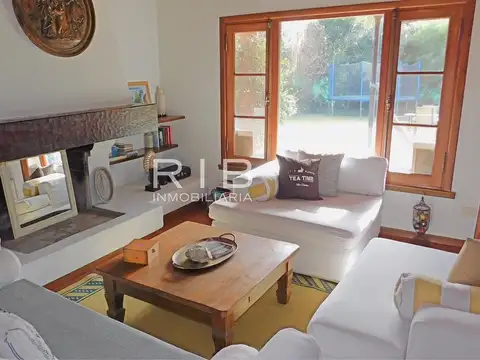 Impecable Propiedad sobre 1300 m2 - Acepta Financiación